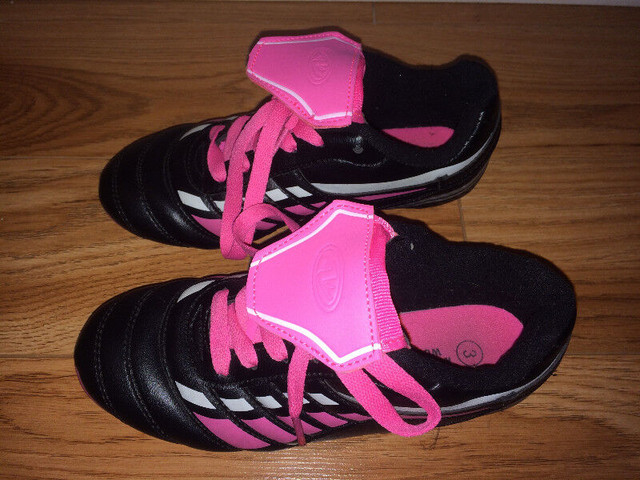 Chaussures de soccer Athletic Works Pointure 3 en excellent état dans Vêtements - 5T  à Laval/Rive Nord - Image 3