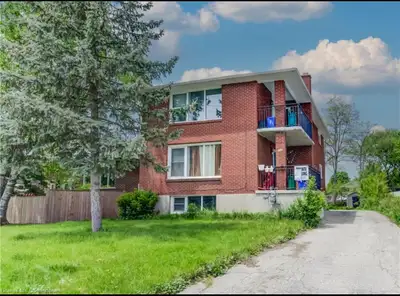 3 bedroom condo in Waterloo available