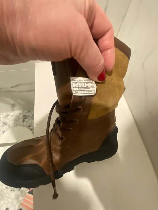 UGGS WINTER WATERPROOF BOOTS SIZE 4 in Kids & Youth in Markham / York Region - Image 4