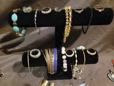 Theres a small lot of earings, necklaces, necklace attachments, a few earing studs, bracelets, rings...