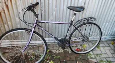 Voici une bicyclette idéale pour vos déplacements en ville ou vos balades en nature. Ce vélo est en...