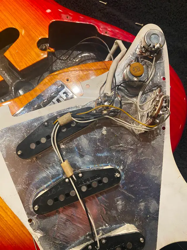 Fender 1982 Stratocaster hardtail electric guitar $3500 in Guitars in Kitchener / Waterloo - Image 9