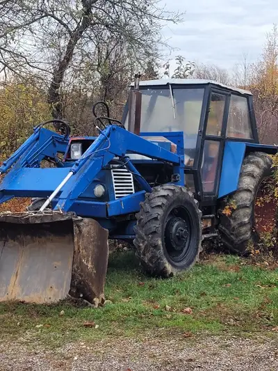 Zetor tractor with bucket\loader functional ,could use TLC. as is no delivery