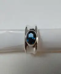 Vintage Ring with dark blue crystal
