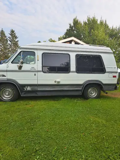 Chevy van 1989 moteur 5.7 mécanique A1,pas de rouille ,chauffage propane,pneus neufs ,break neufs ,...