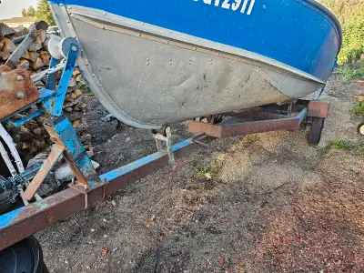 16 foot Lund 20hp motor Puck board seat Comes with trailer