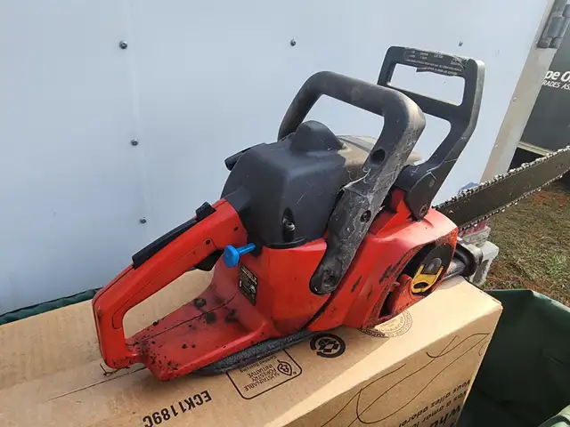 Sears Craftsman Chain Saw 18" Bar 42cc Displacement in Lawnmowers & Leaf Blowers in Windsor Region - Image 7