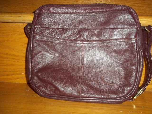 sacoche à 3 compartiments de couleur rouge-vin cuir ! dans Femmes - Sacs et portefeuilles  à Laval/Rive Nord