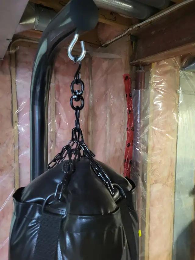 100 LB ROUND ONE TKO HEAVY BAG + STAND + HAYABUSA MMA GLOVES in Exercise Equipment in London - Image 4