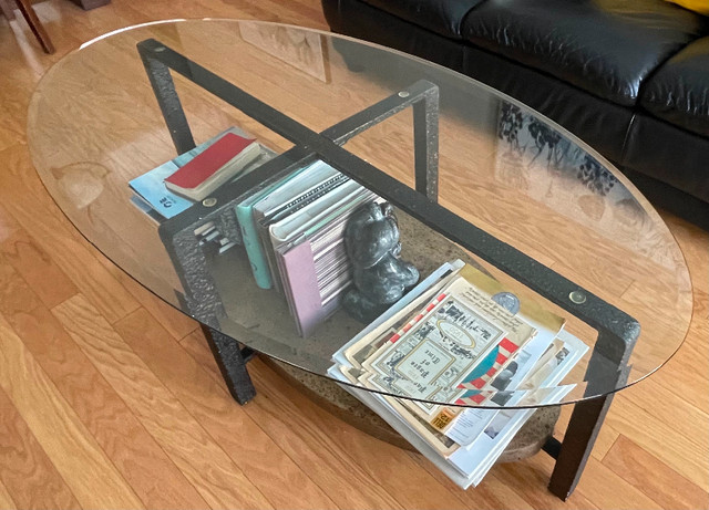 Coffee table in Coffee Tables in Medicine Hat