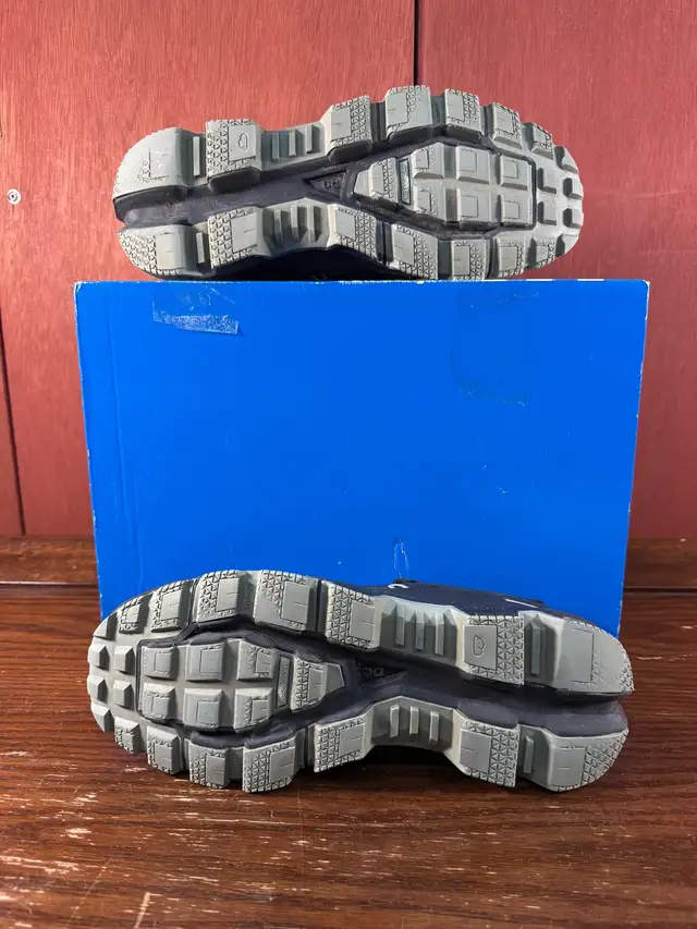 On Cloud Trail Running Shoes Black/Cobble Womens Sz 10,5 in Women's - Shoes in Calgary - Image 4