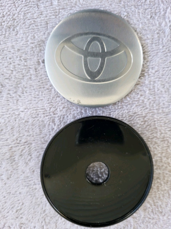 Toyota center cap sticker +center cap Tires & Rims Gatineau Kijiji