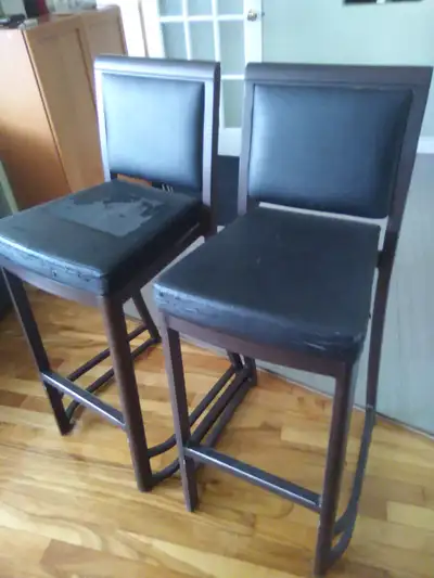 2 chaise haute style tabouret, structure metal tres solide ressemble a bois, coussin a reparer/recou...