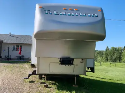 2004 Glendale Titanium. Well maintained and stored inside. 26/31 two slides make it very roomy. Sell...