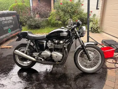 For sale is a clean and well-maintained 2009 Triumph Thruxton 900. This iconic retro cafe racer blen...