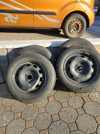 4 pneus et roues d'acier 195 65 R 15 Volkswagen