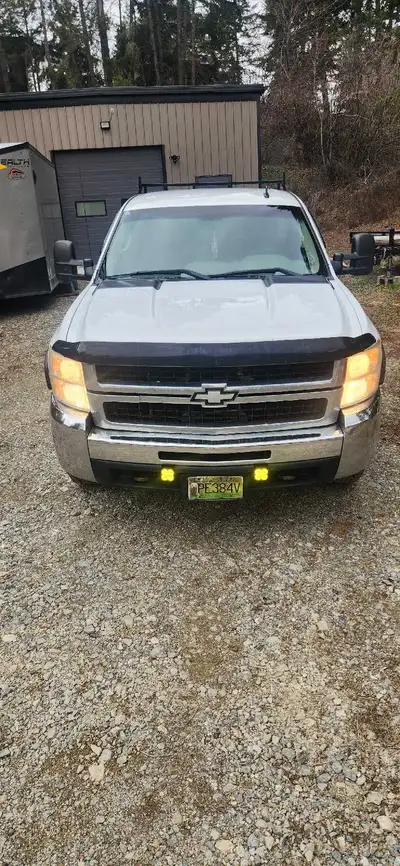 Selling a 2008 Chevrolet Silverado 2500HD WT, a robust work truck ready for any job, featuring a dur...