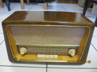 ClassicEmudJunior 61 AM/FMShortwave/Phono/Tape Input Radio 1950s