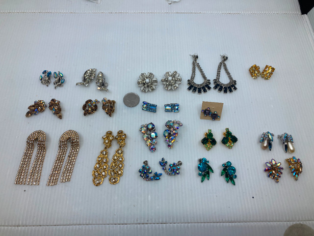 Lot de 17 paires de boucles d'oreilles pierres du Rhin vintage dans Bijoux et montres  à Ville de Montréal