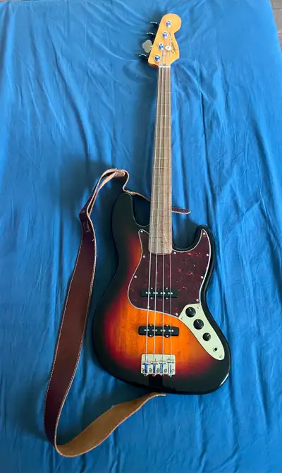 Squier Fretless Jazz Bass bundle, View more
