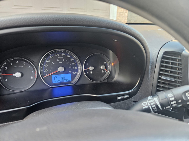 Hyundai Santa Fe in Cars & Trucks in Markham / York Region - Image 3