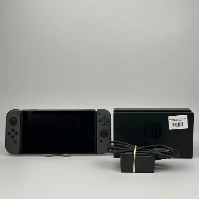 Nintendo Switch Console HAC-001 - 3136716 in Nintendo Switch in Laval / North Shore - Image 2