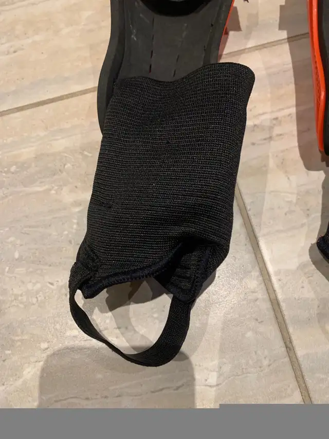 Diadora kids medium soccer shin guard  in Soccer in London - Image 3