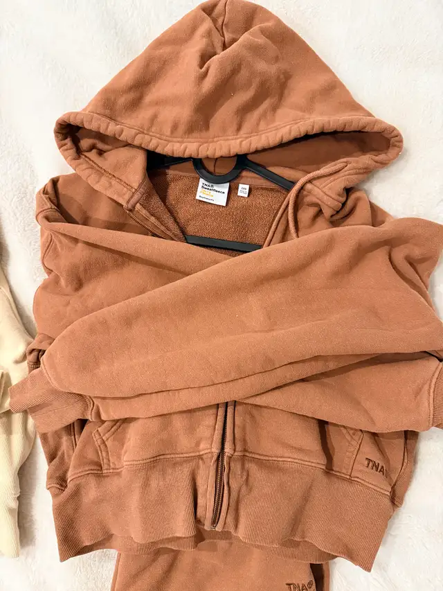 Aritzia TNA Sweatfleece in Women's - Tops & Outerwear in Edmonton - Image 6