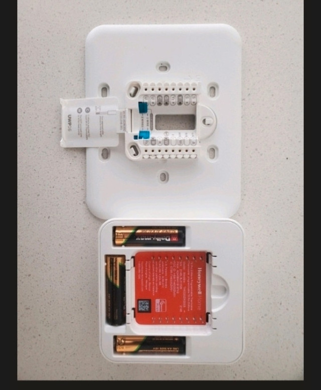 HONEYWELL PROGRAMMABLE SMART THERMOSTAT  in Heating, Cooling & Air in Markham / York Region - Image 3