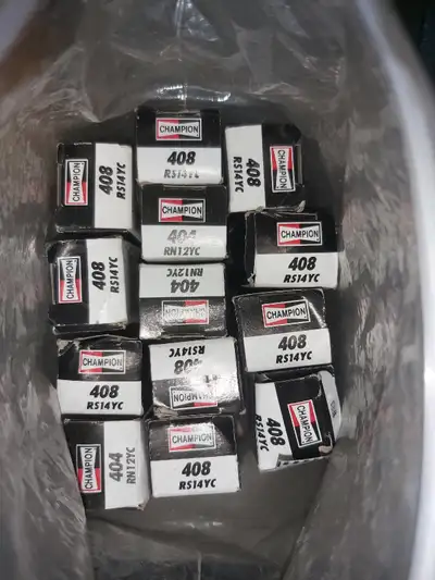Champion spark plugs CHAMPION 404 RN12YC 1979-1998 SHOVELHEAD EVO HARLEY DAVIDSON And some 408's Bri...