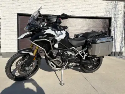 More pictures to come Bike is in like new condition, low kilometers and warranty until October. Incl...