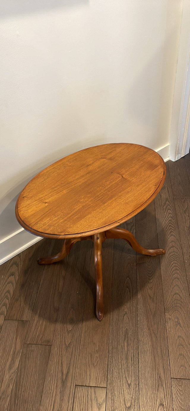Table d’appoint en bois vintage / table a cafe en bois vintage dans Tables basses  à Laurentides - Image 2