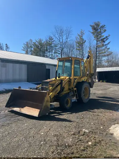 1980s ford 555L - Diesel - 4x2 - 4 speed transmission with shuttle shift. - Mechanically sound, load...