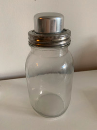Mason jar cocktail shaker