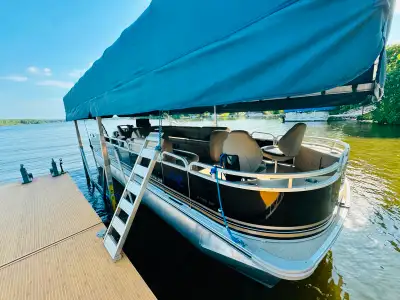 Pontoon Boat Turn Key Pontoon ready for water! Excellent condition, always covered & professionally...
