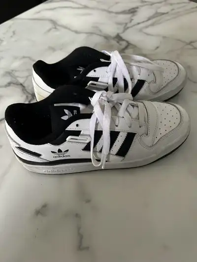 soulier de course ADIDAS  5 1/2, View more