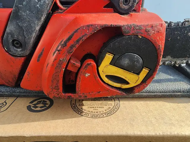 Sears Craftsman Chain Saw 18" Bar 42cc Displacement in Lawnmowers & Leaf Blowers in Windsor Region - Image 11