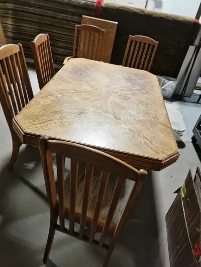 This dining table set features a wood table and 5 matching chairs. The set is in used condition. has...