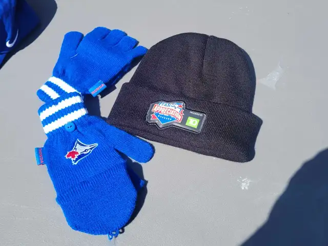 Toronto Blue Jays Toque and Gloves/mitt Set in Kids & Youth in Oshawa / Durham Region - Image 2