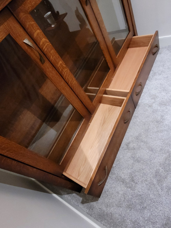 AMISH HAND MADE QUARTER SAWN WHITE OAK DISPLAY CABINET in Hutches & Display Cabinets in Lethbridge - Image 3