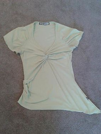 Short and long-sleeved tops, shirts and tanks in XS, S or M