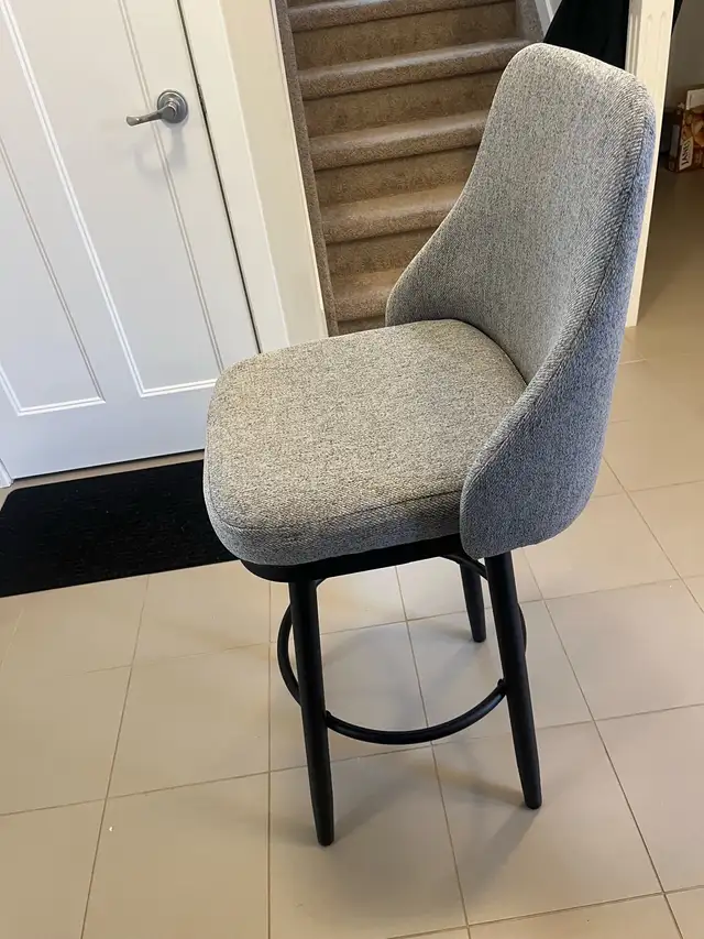 2 swivel chairs in Chairs & Recliners in Edmonton - Image 4