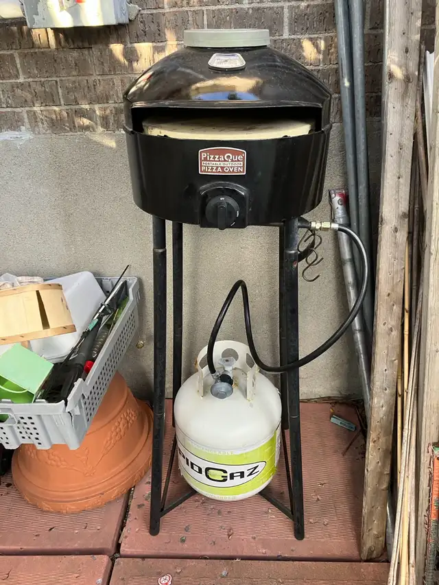 BBQ Quebec . Pizza oven with gas tank. in BBQs & Outdoor Cooking in City of Montréal - Image 3