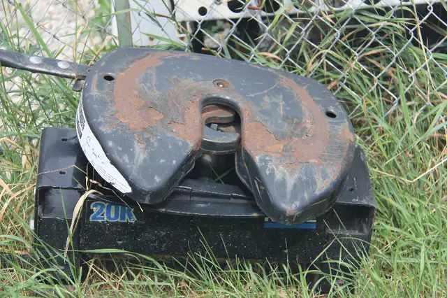 Reese 5th wheel Hitch for sale in RV & Camper Parts & Accessories in Calgary - Image 2