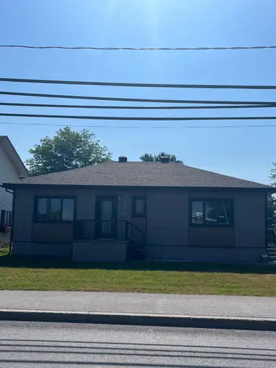 Grande maison bien située, 4 chambres (2 rdc+2 sous sol), 2 salle de bain complète + 1 salle lavage...
