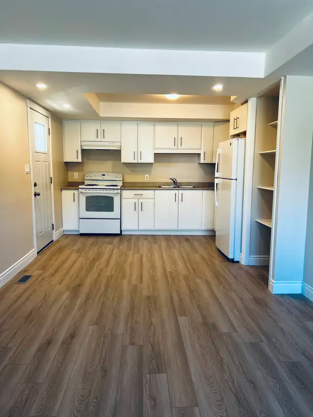 Newly Renovated 3BR – 2 Levels – Minnow Lake – Heat & Water Incl
