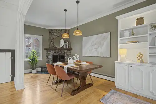 Face à la rivière Richelieu, cette propriété du Vieux Chambly offre un équilibre rare entre caractèr...