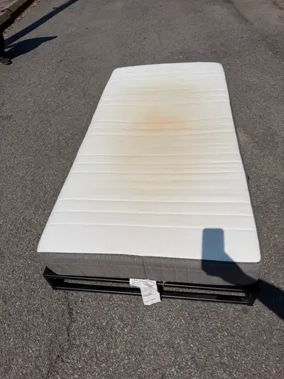Lit simple IKEA structure metal frame + matelas MorgedalClean, View more