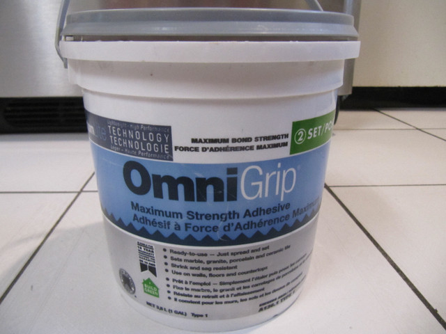 Custom Lite Omni Grip Adhesive & Poly Blend Delorean Gray Grout in Floors & Walls in Mississauga / Peel Region - Image 2