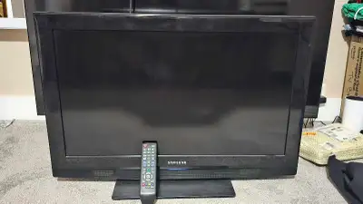32" Samsung TV. No issues. It's old. Original remote. Stand included.